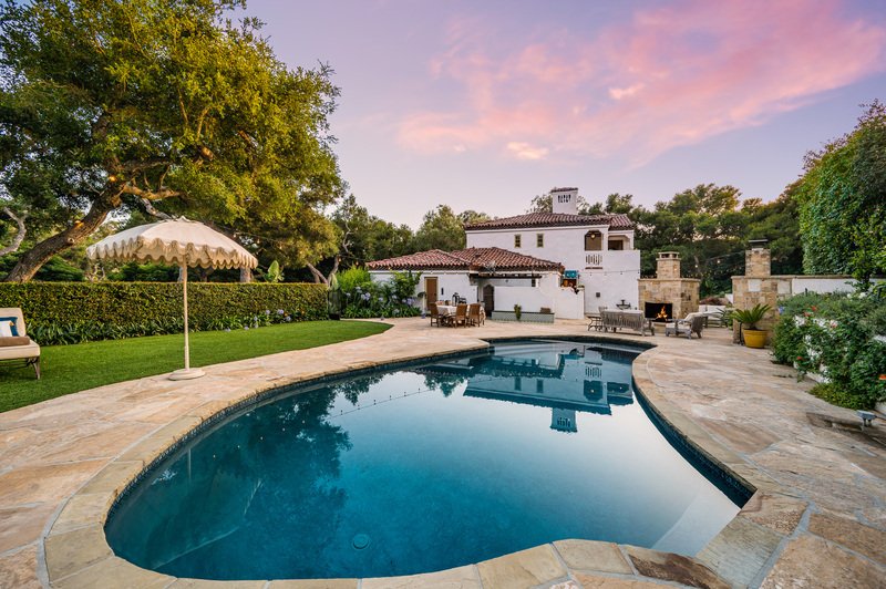 Casa de dos pisos con patio amplio y alberca