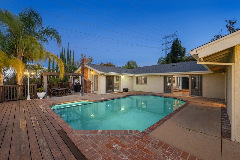 Casa grande y elegante de un piso con patio y alberca.