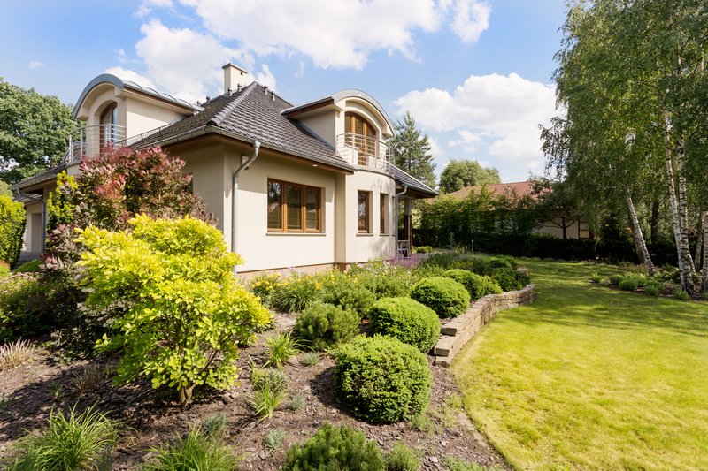 Casa familiar moderna con un gran jardín verde.