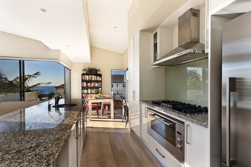 Cocina moderna minimalista con muebles elegantes