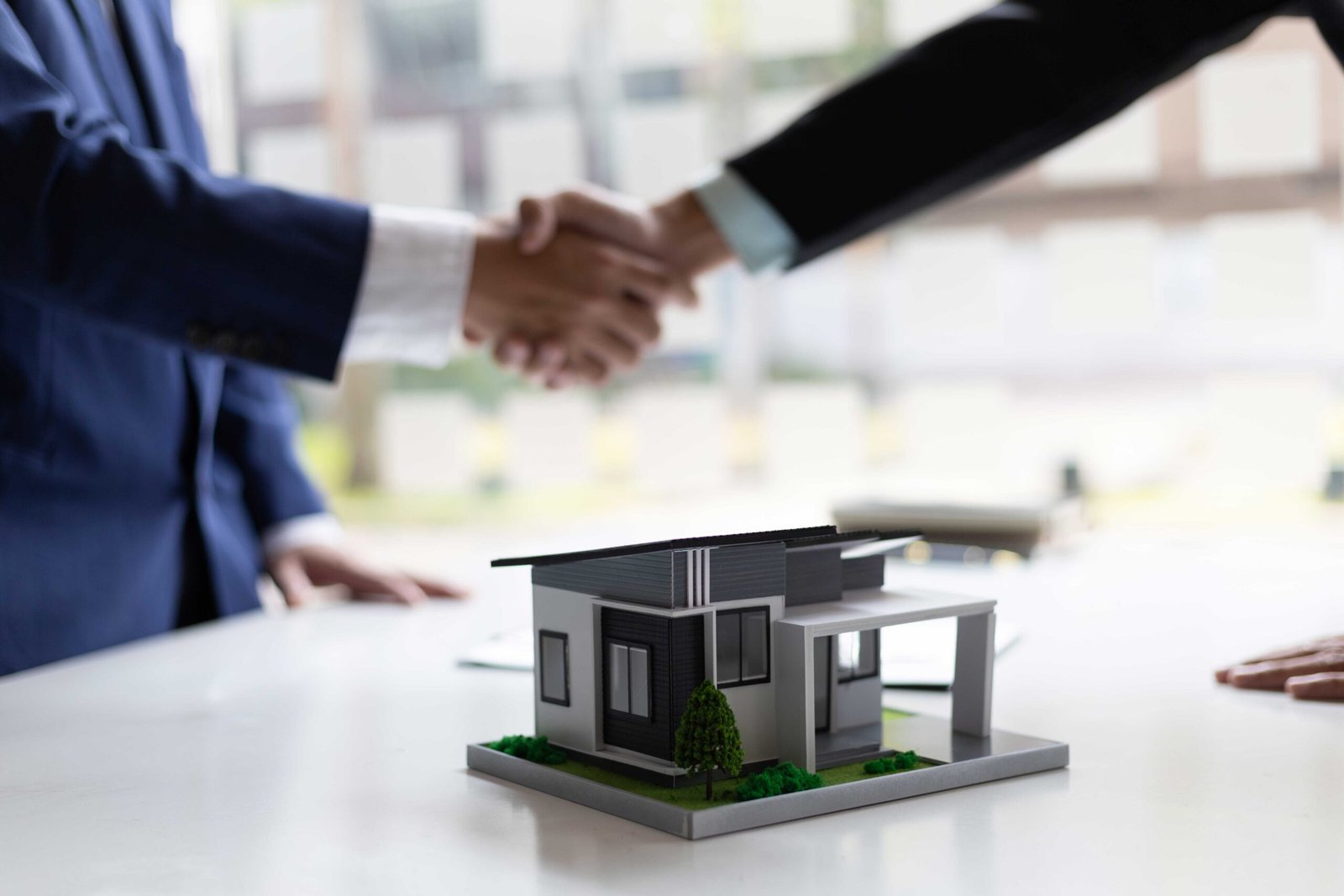 Manos estrechándose al cerra el contrato de inmobiliaria