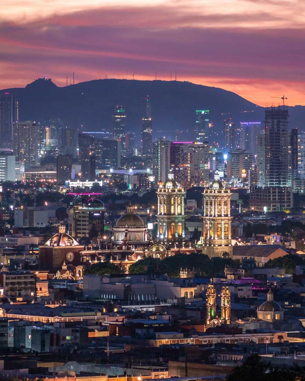 Ciudad de Puebla en México con el atardecer